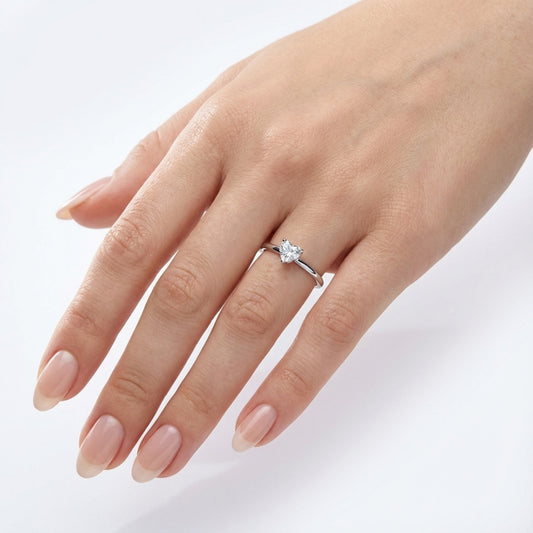 Anello Pandora vista laterale con montatura a cuore punto luce