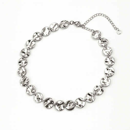 Choker Martellati in Acciaio Inox – Texture e Luminosità Sculpt