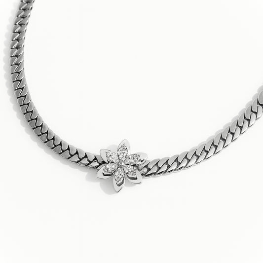 Choker Petaline in Acciaio Inox – Eleganza Soft e Tocco Floreale