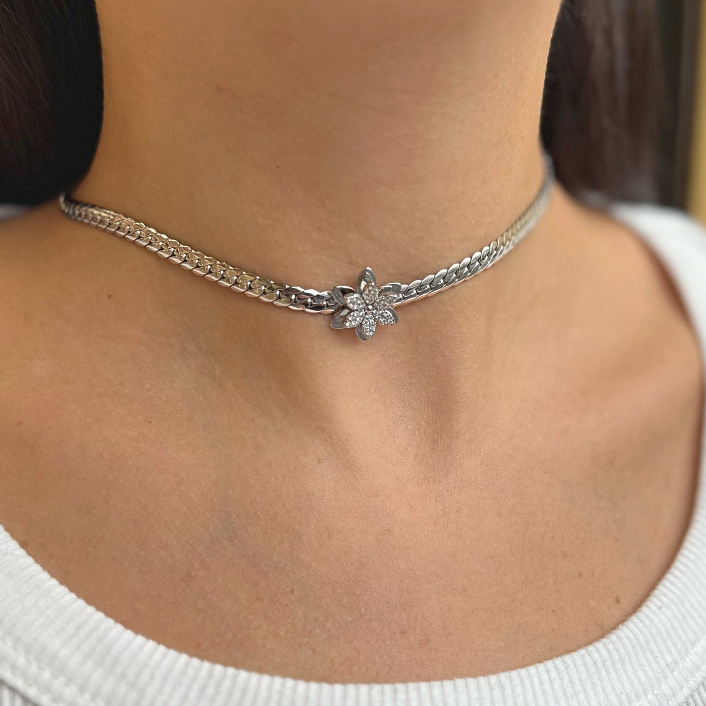 Choker Petaline in Acciaio Inox – Eleganza Soft e Tocco Floreale