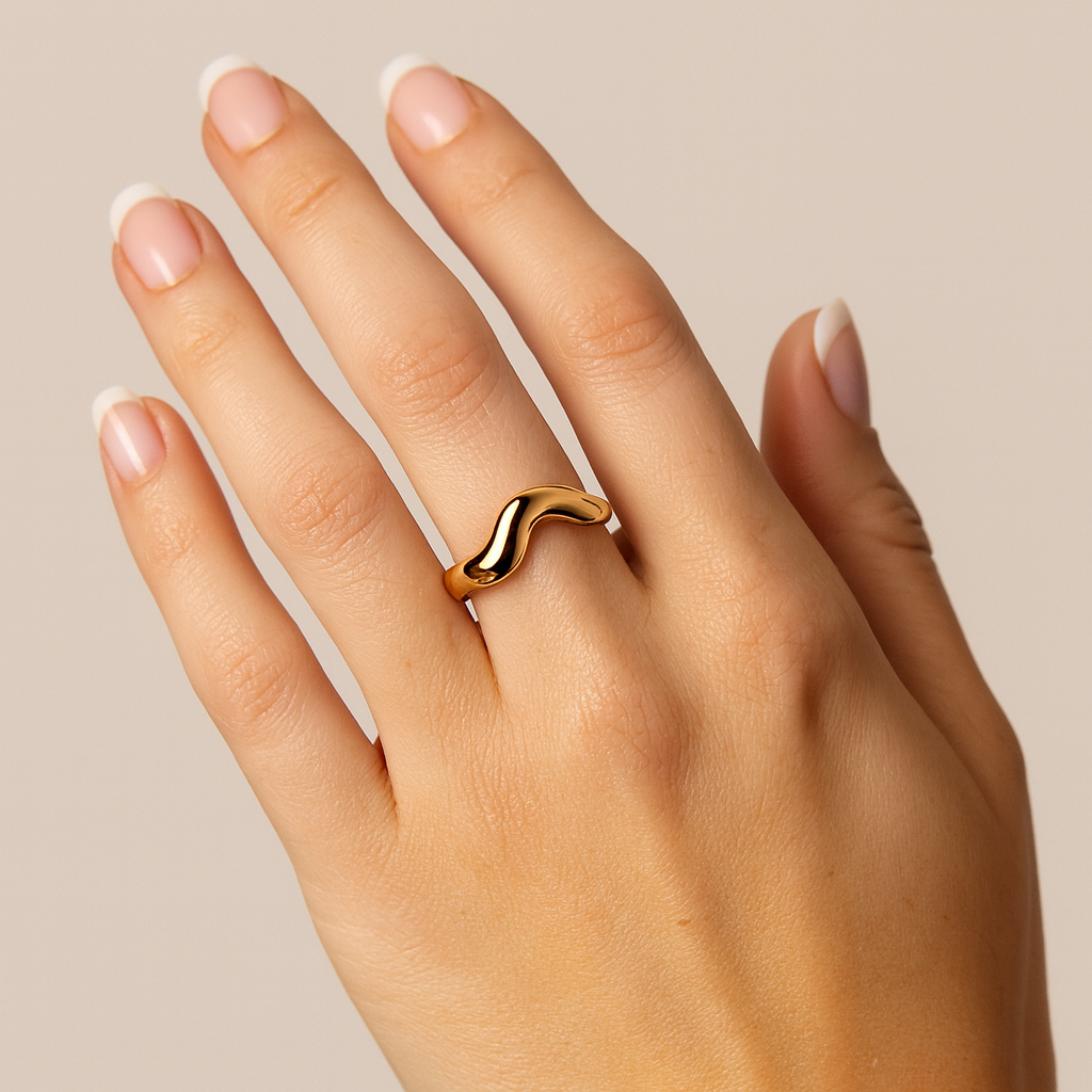 Anello Onda Chic in Acciaio Inox – Design Ondulato
