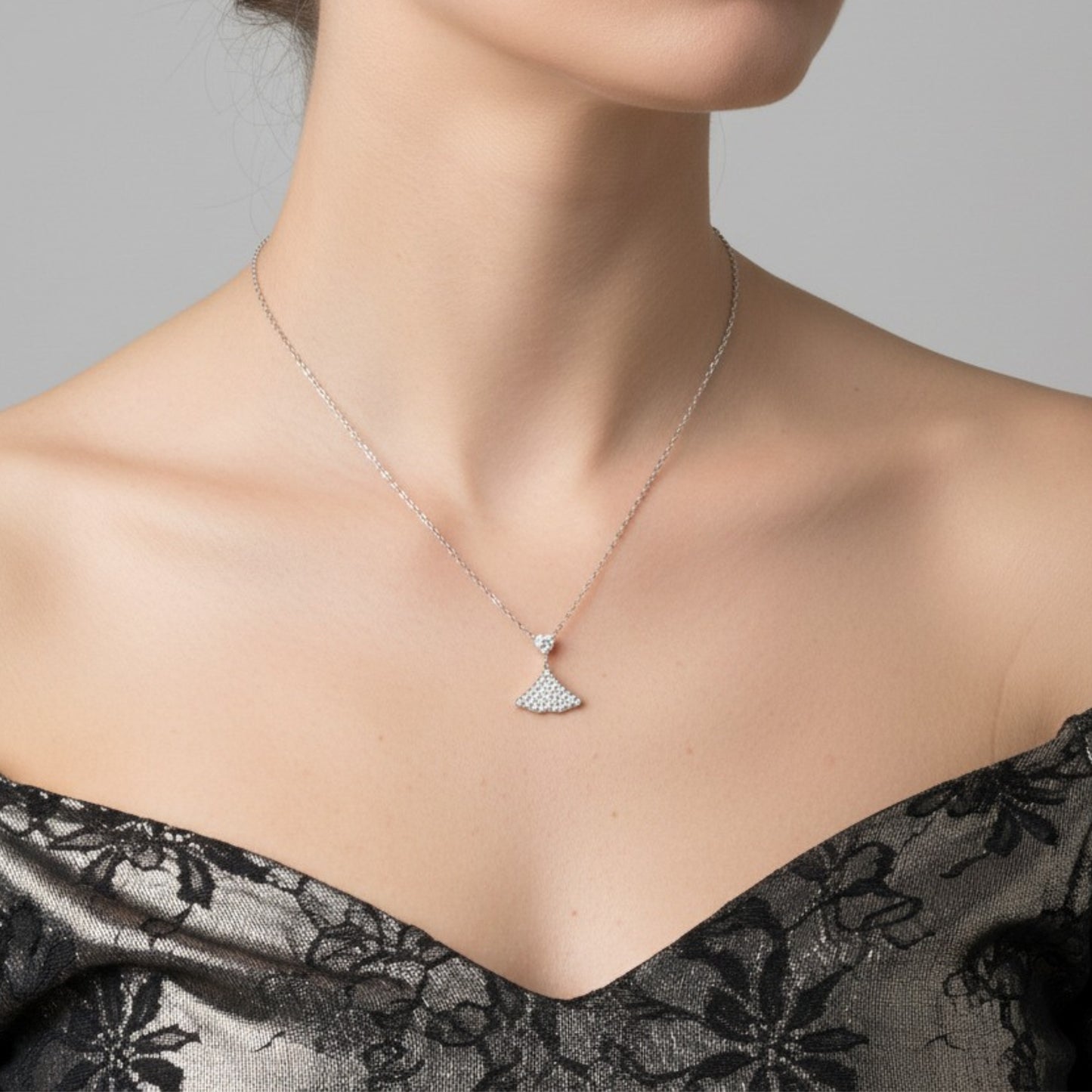 Collana Ginkgo Chic in Acciaio Inox – Ciondolo Brillante a Forma di Foglia Ginkgo