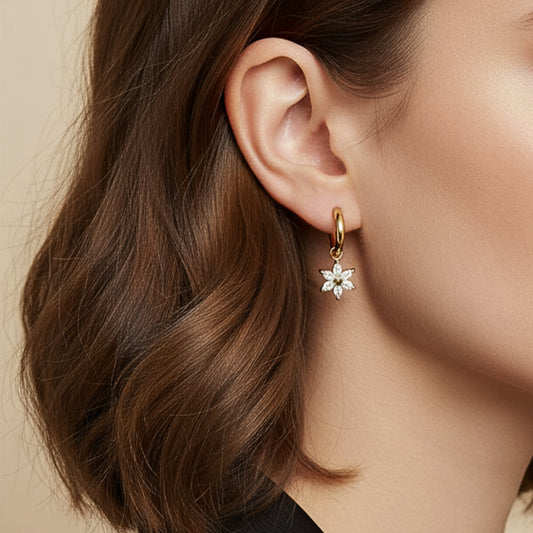 Fiore Stella – Orecchini a Cerchio con Ciondolo a Fiore in Acciaio Inox e Strass