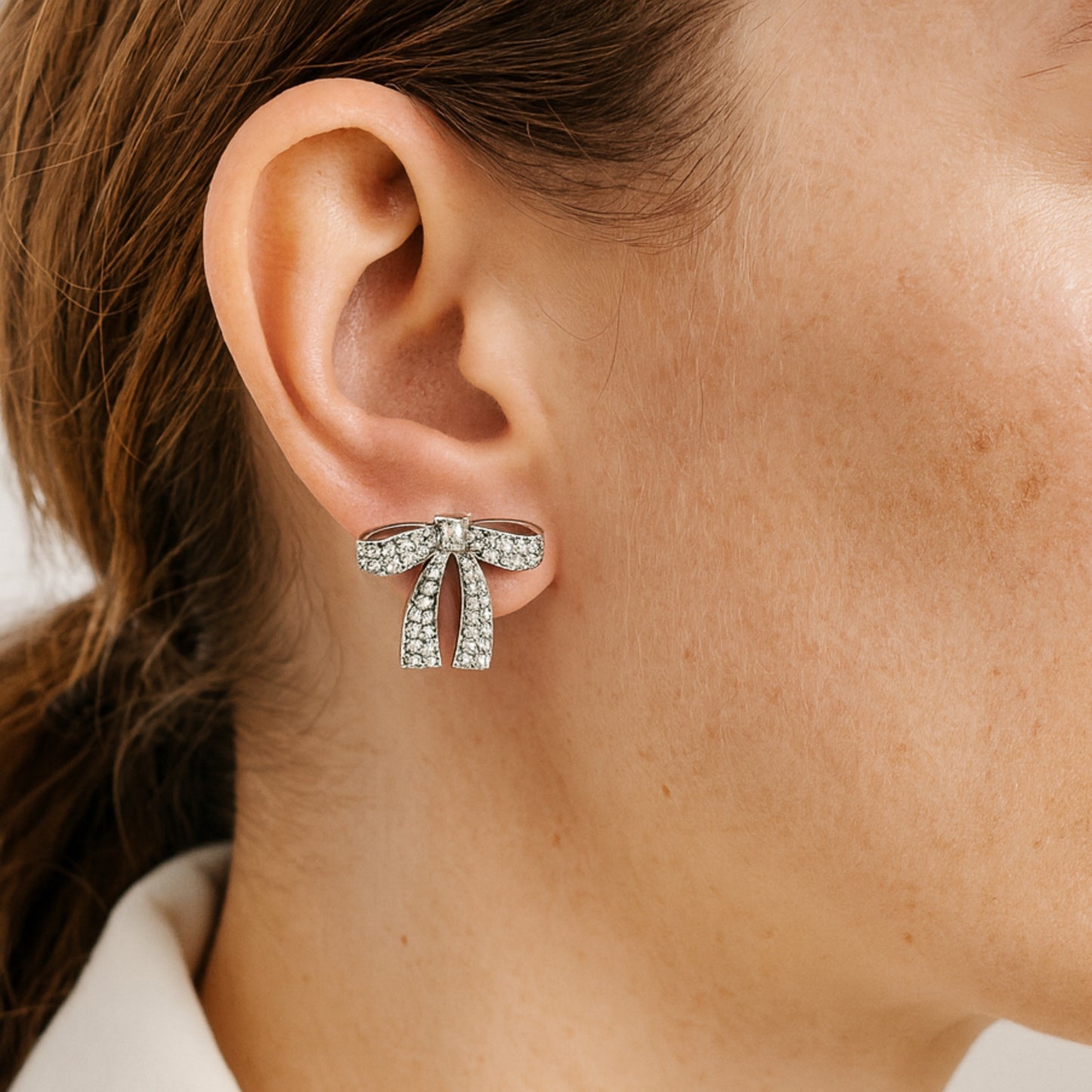 Knot · Orecchini a fiocco in acciaio inox con strass