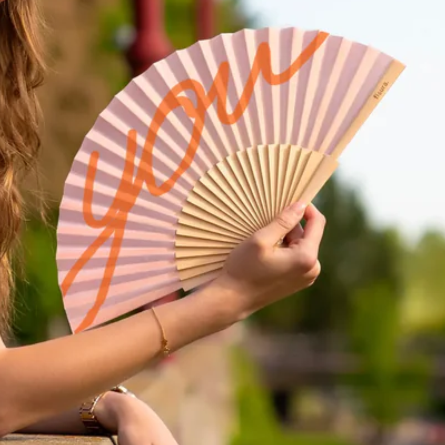 Ventagli Iconici – Frasi, Colori e Attitude per l’Estate