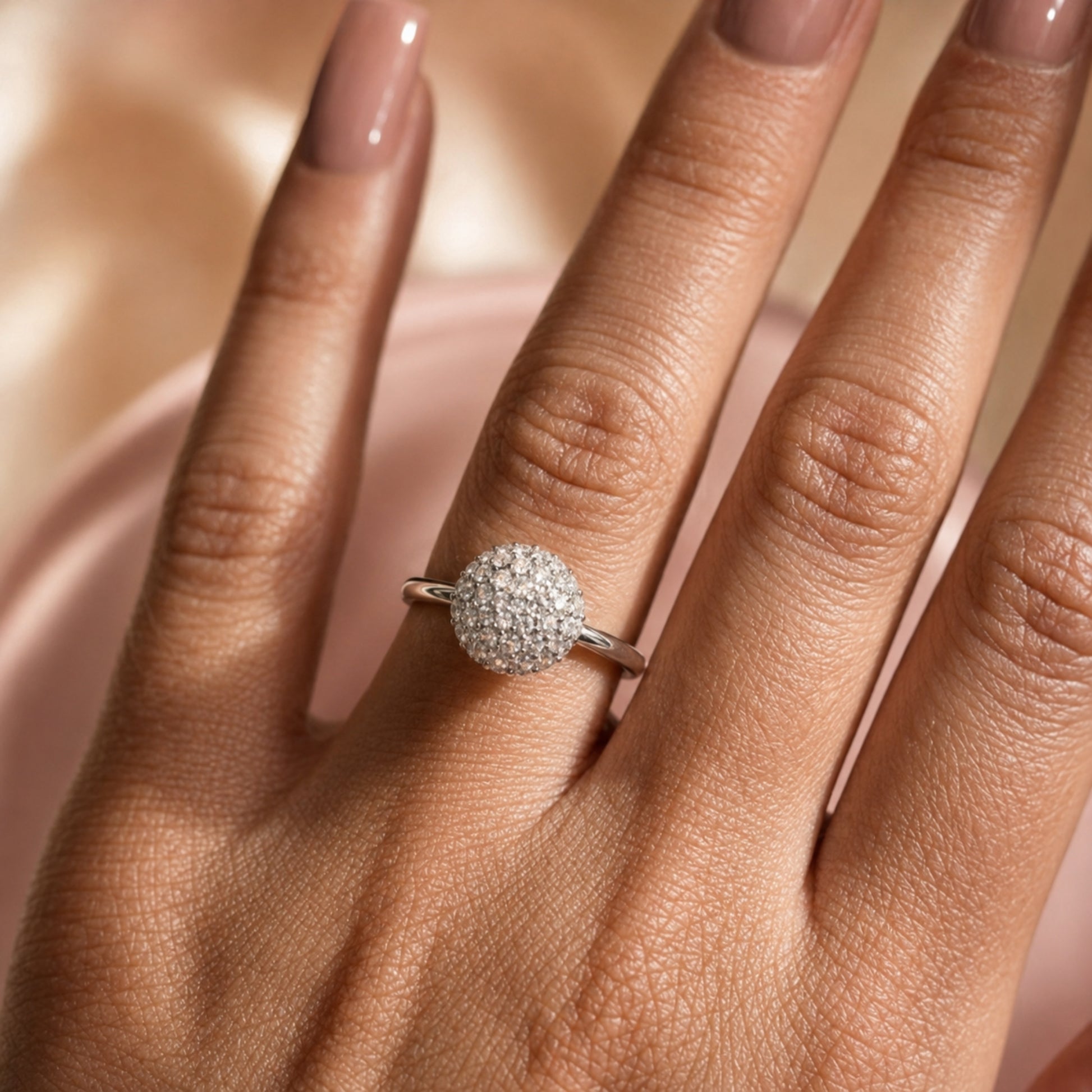 Anello Perluma argento con sfera pavé indossato sulla mano