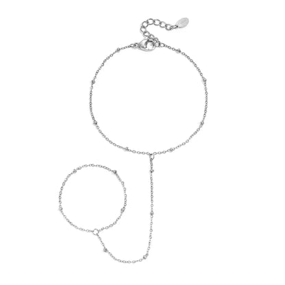Bracciale con anello argentato in acciaio inox su fondo bianco