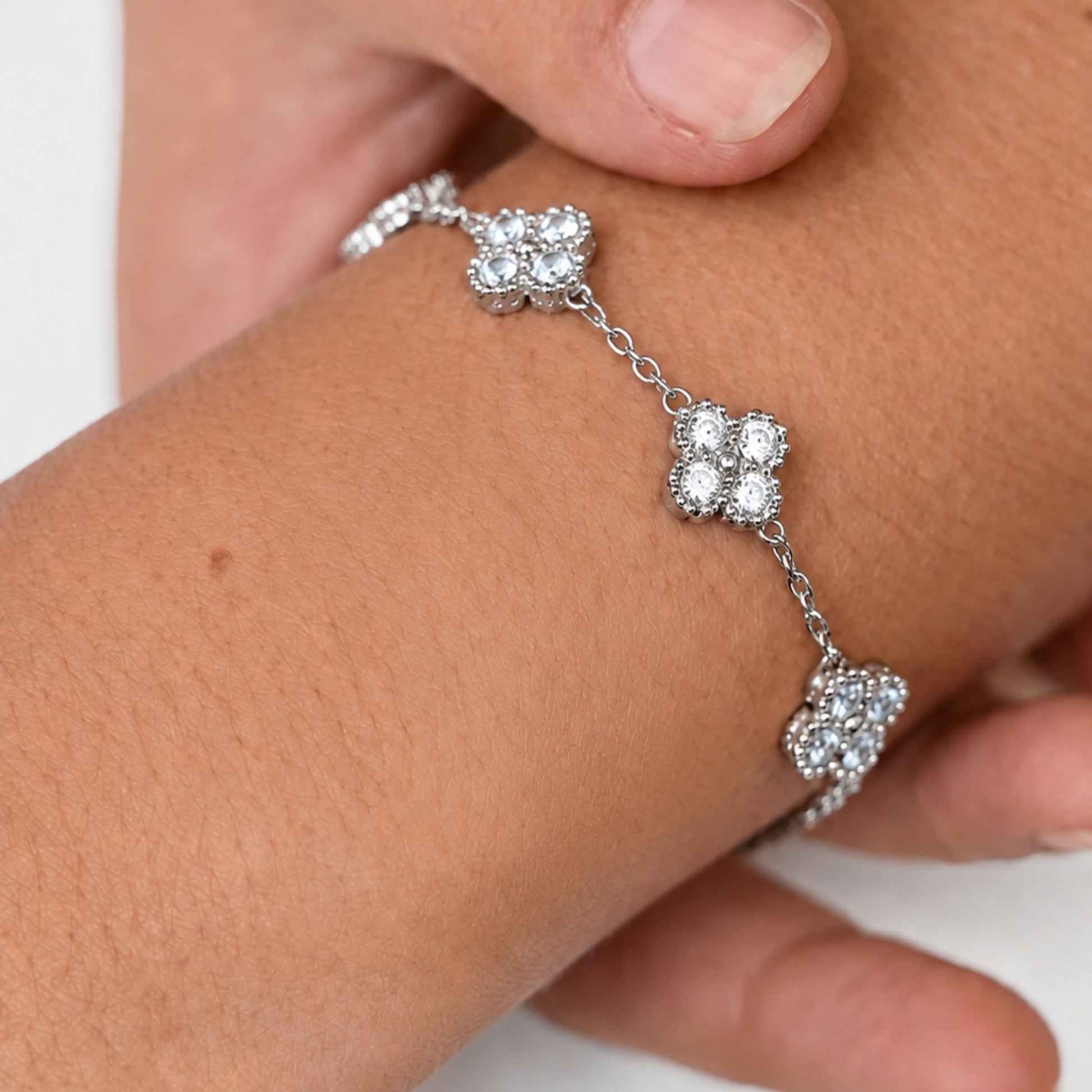 Bracciale argentato Quadriluce con zirconi indossato per un look minimal elegante e femminile
