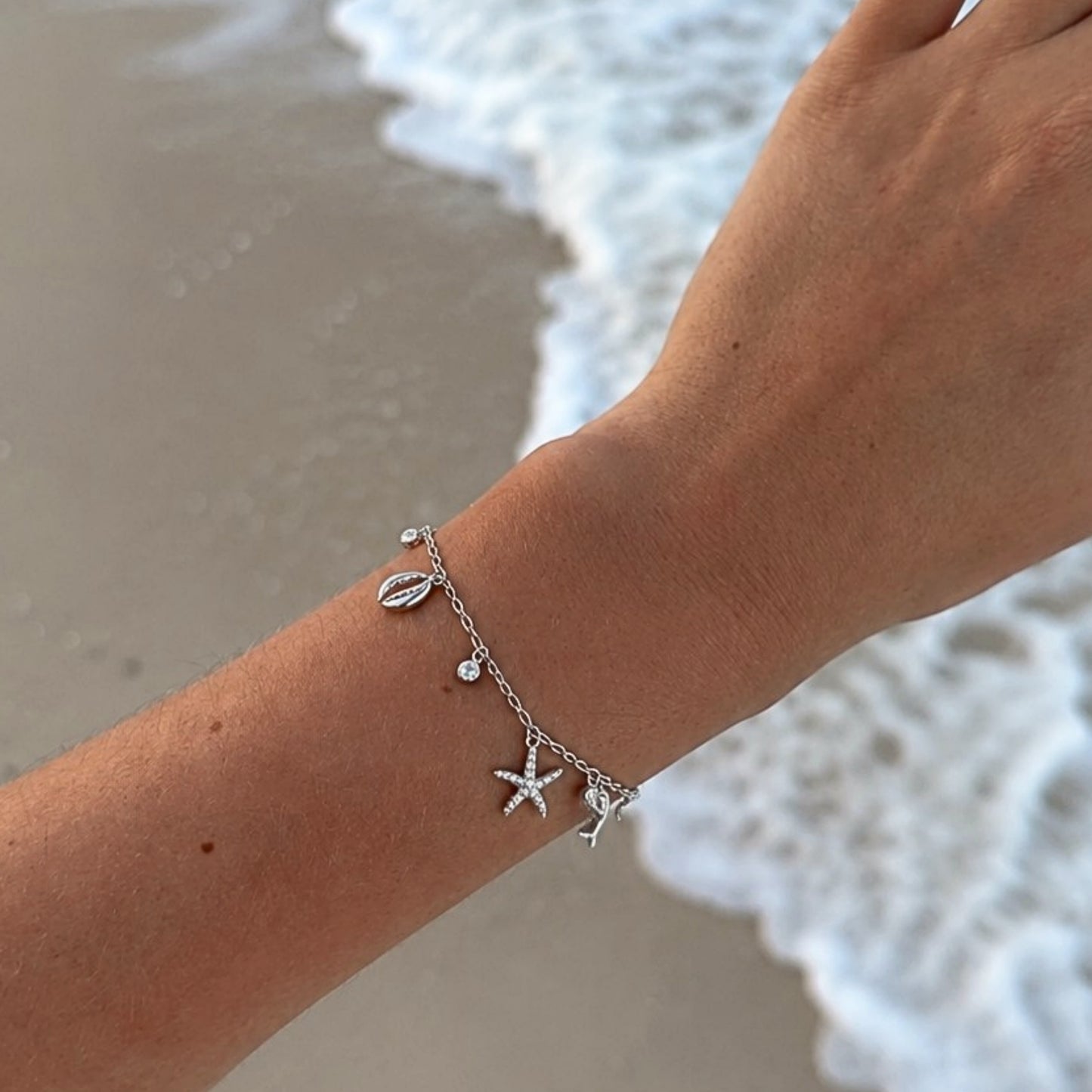 Bracciale Salsedine indossato al polso con charm marini per un look estivo fresco e luminoso