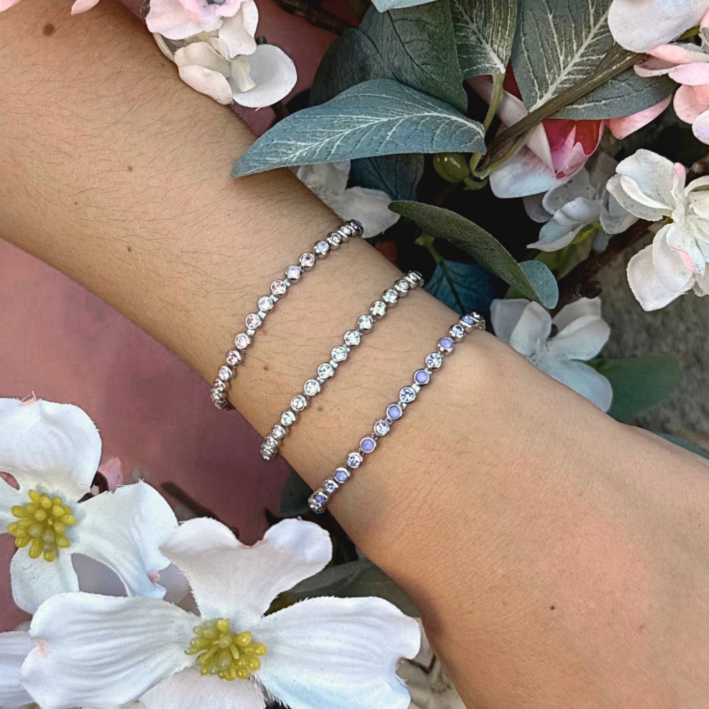 Bracciale tennis slim Swarea indossato al polso per un look elegante minimal e luminoso