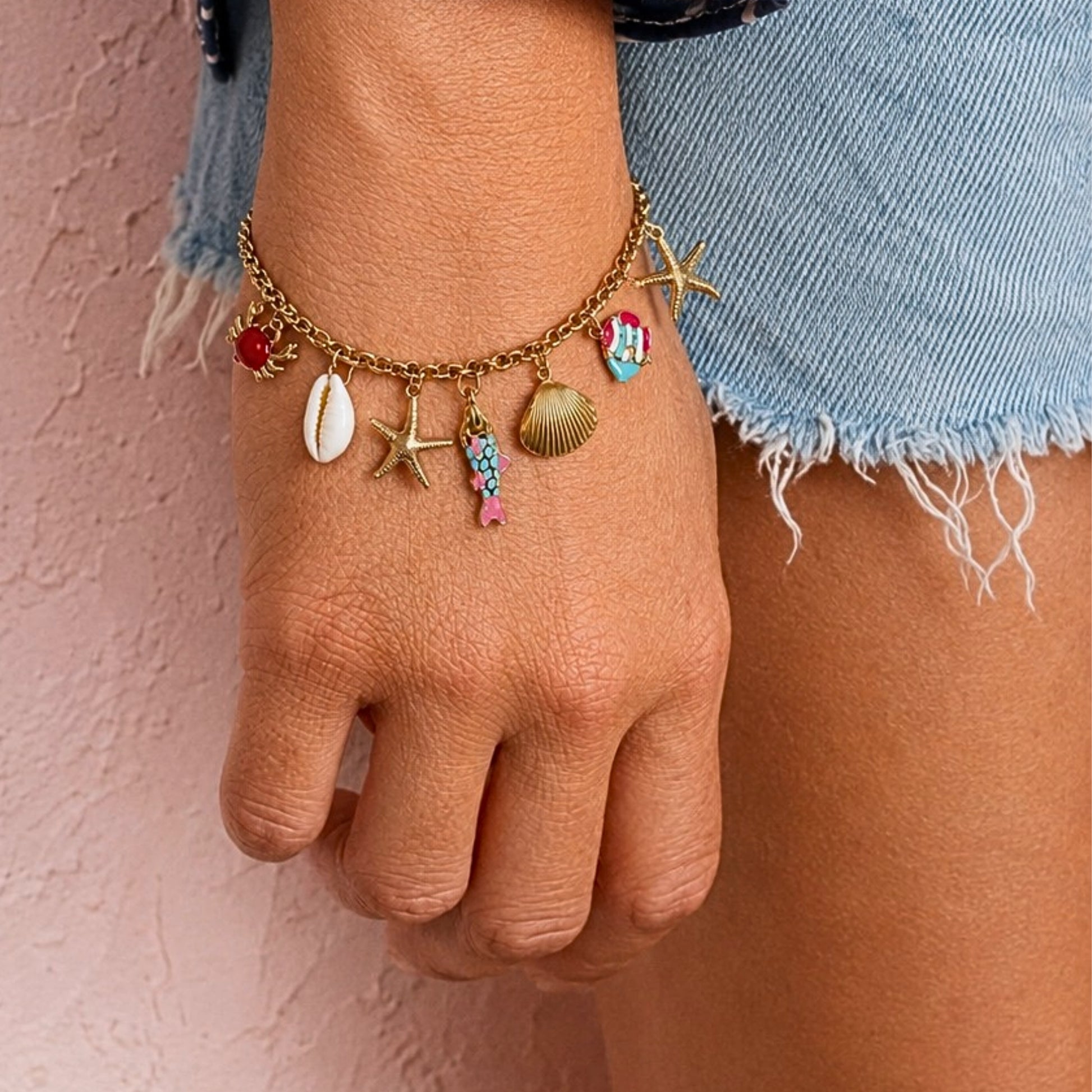 Bracciale Cala Pop indossato al polso con charm mare colorati per un look estivo mediterraneo