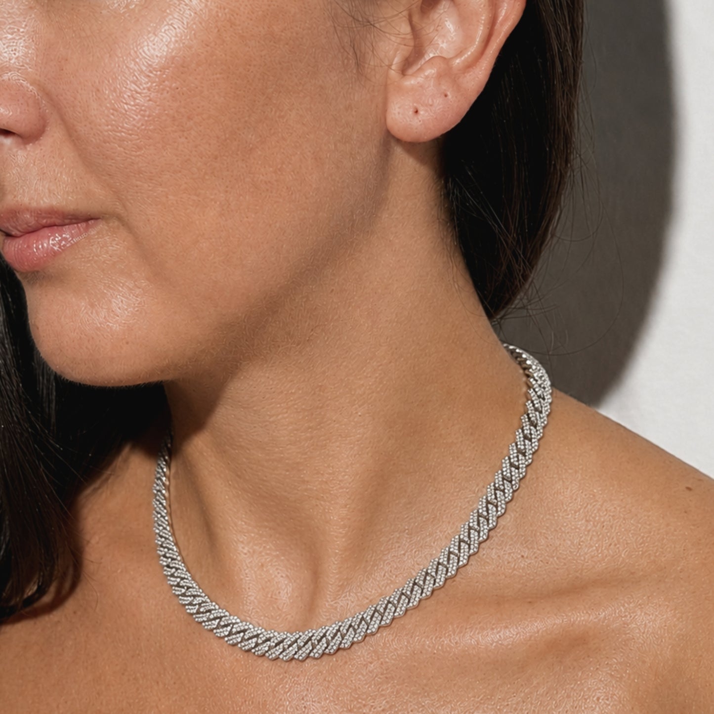 Collana statement in acciaio inox indossata su pelle nuda
