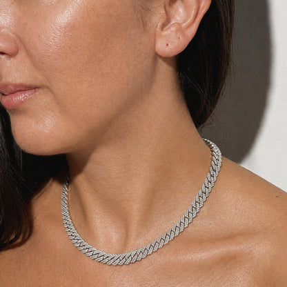 Collana statement in acciaio inox indossata su pelle nuda