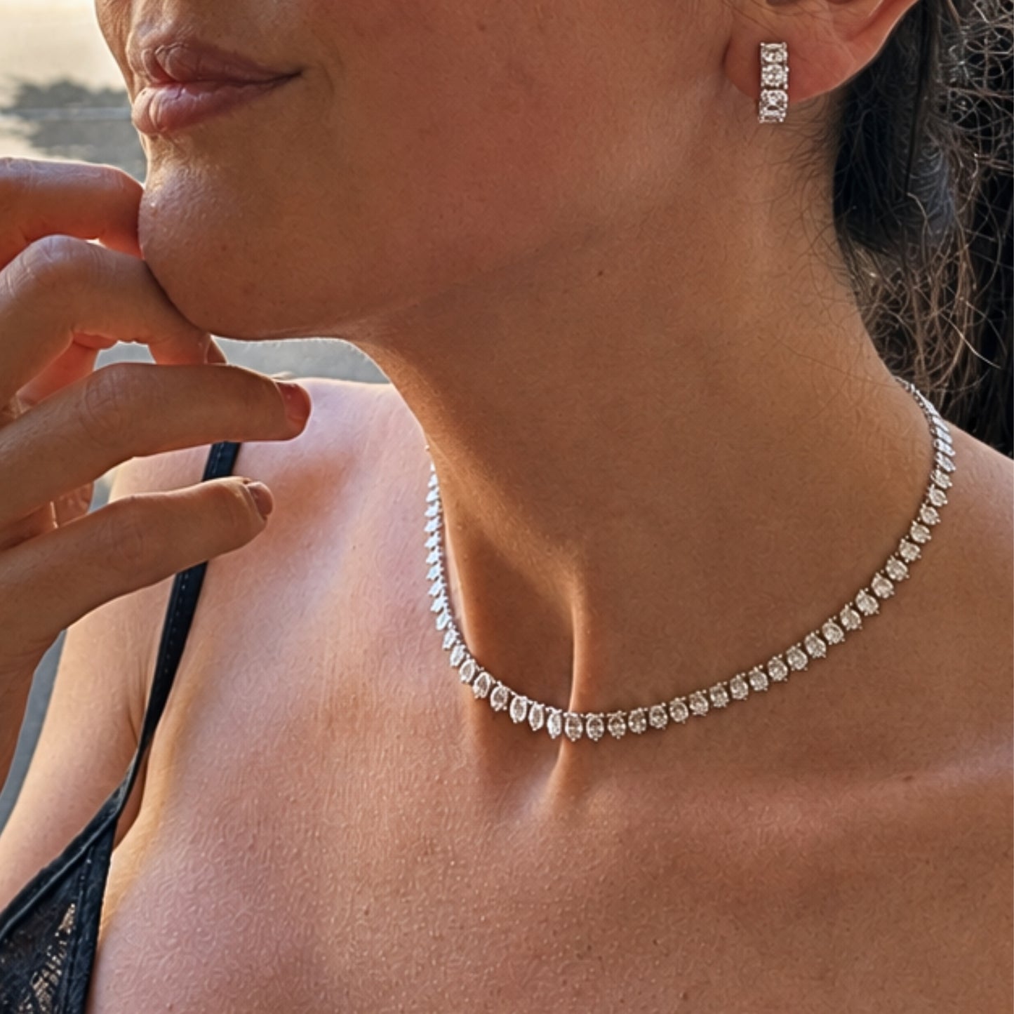 Collana aderente al collo con pietre taglio pera luminose