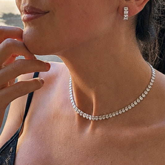 Collana aderente al collo con pietre taglio pera luminose