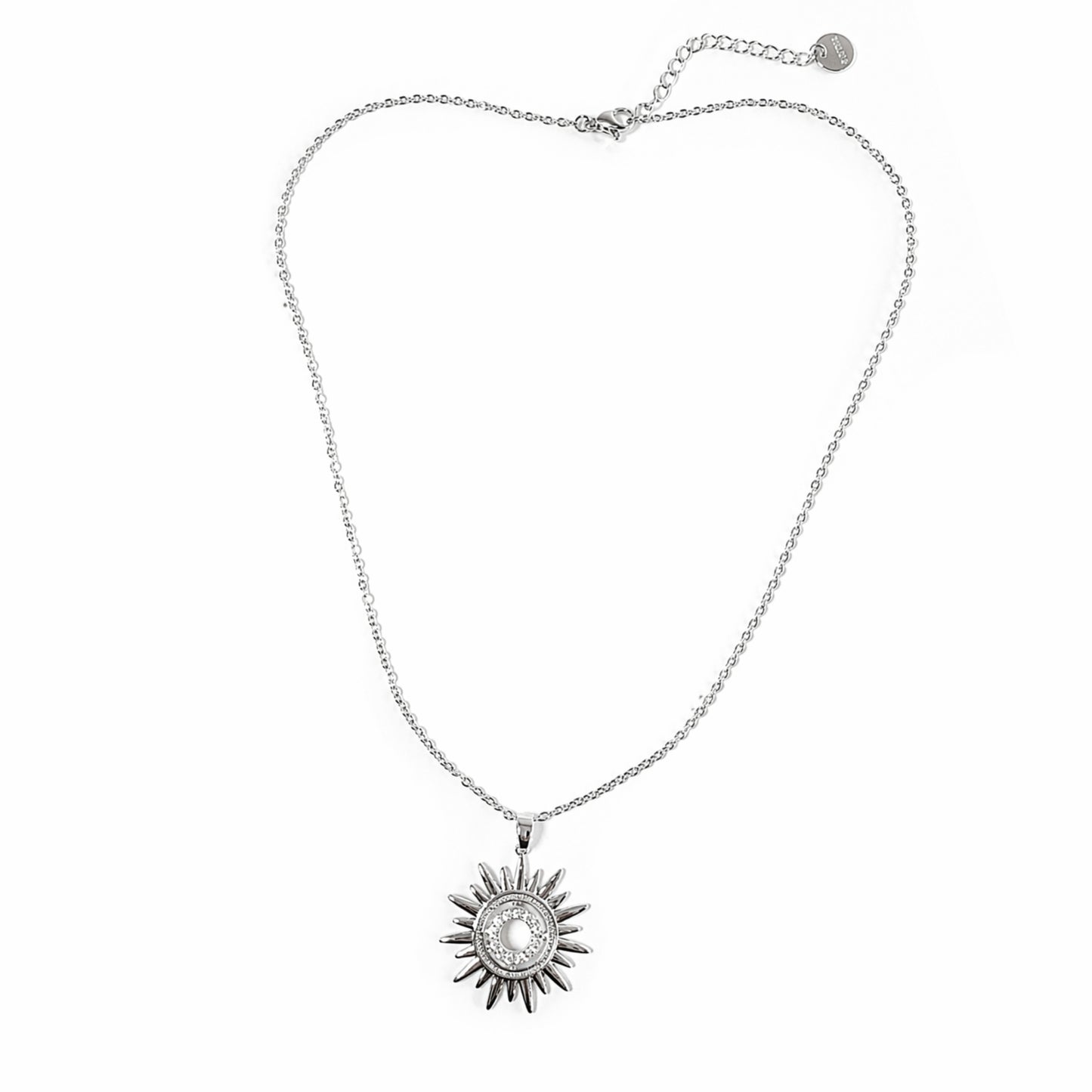 Collana Halo in acciaio inox con pendente sole finitura argento su sfondo chiaro