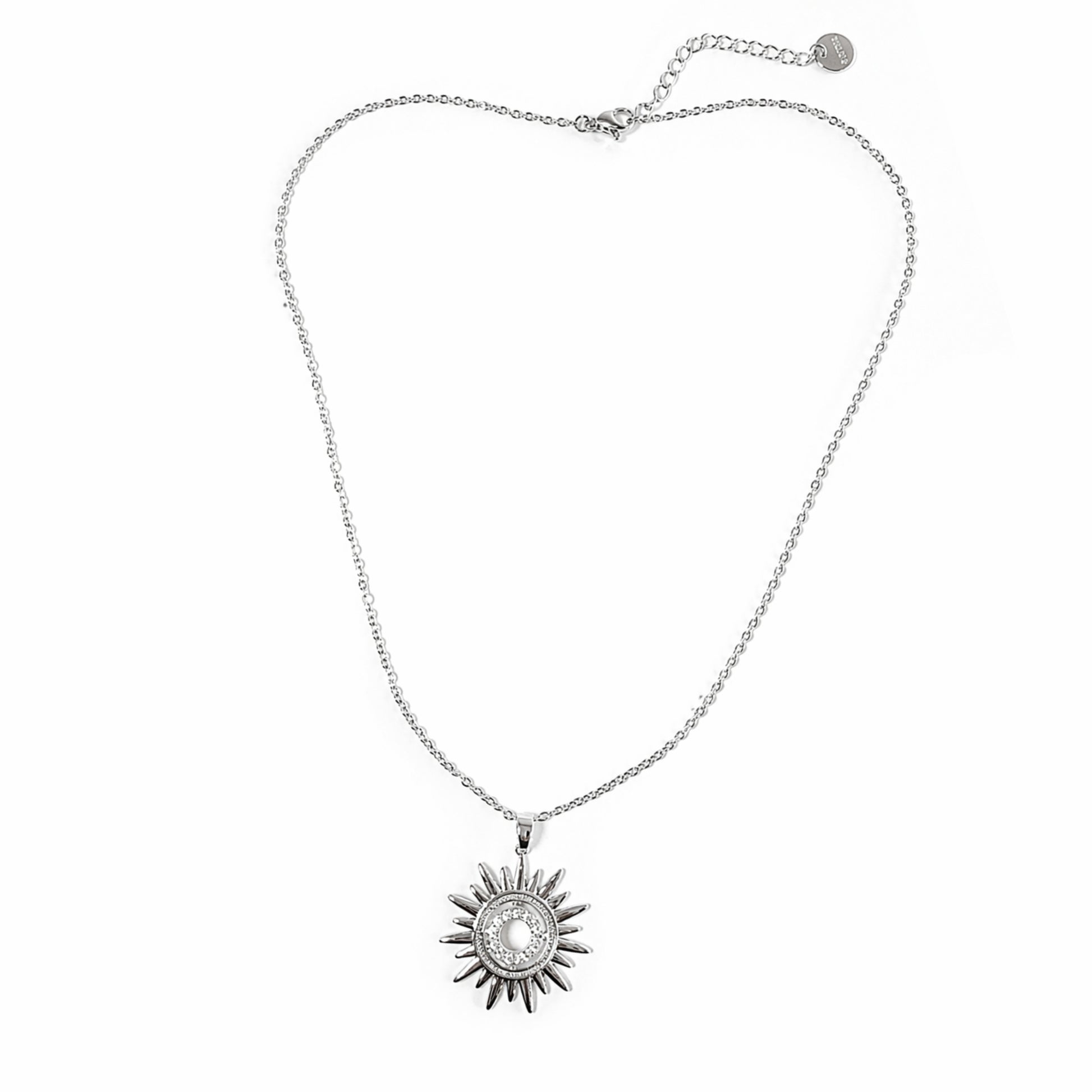 Collana Halo in acciaio inox con pendente sole finitura argento su sfondo chiaro