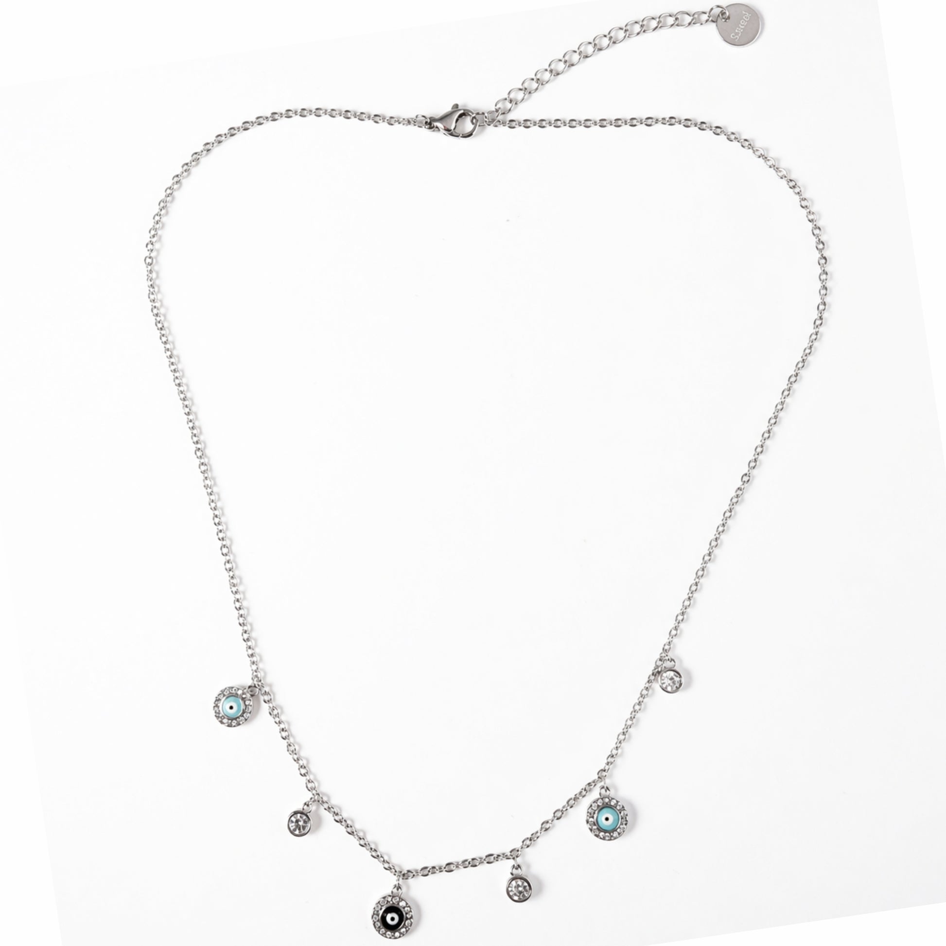 Collana Aegis in acciaio inox con charms occhio portafortuna e cristalli su sfondo chiaro