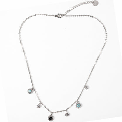 Collana Aegis in acciaio inox con charms occhio portafortuna e cristalli su sfondo chiaro