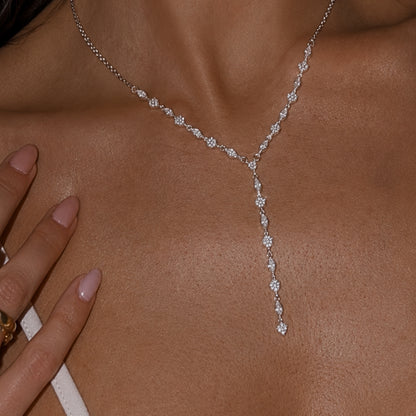 Collana lariat donna silver indossata sul décolleté