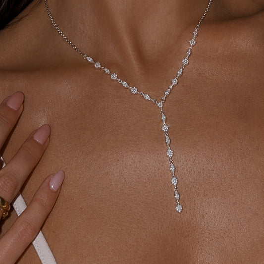 Collana lariat donna silver indossata sul décolleté