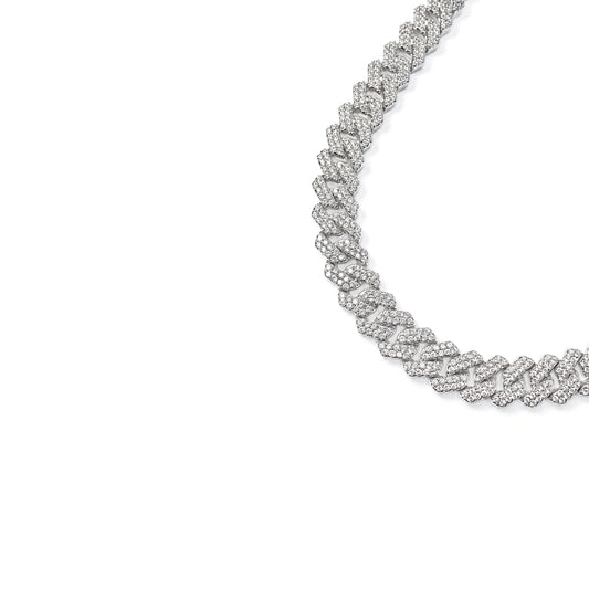 Collana statement in acciaio inox indossata su pelle nuda