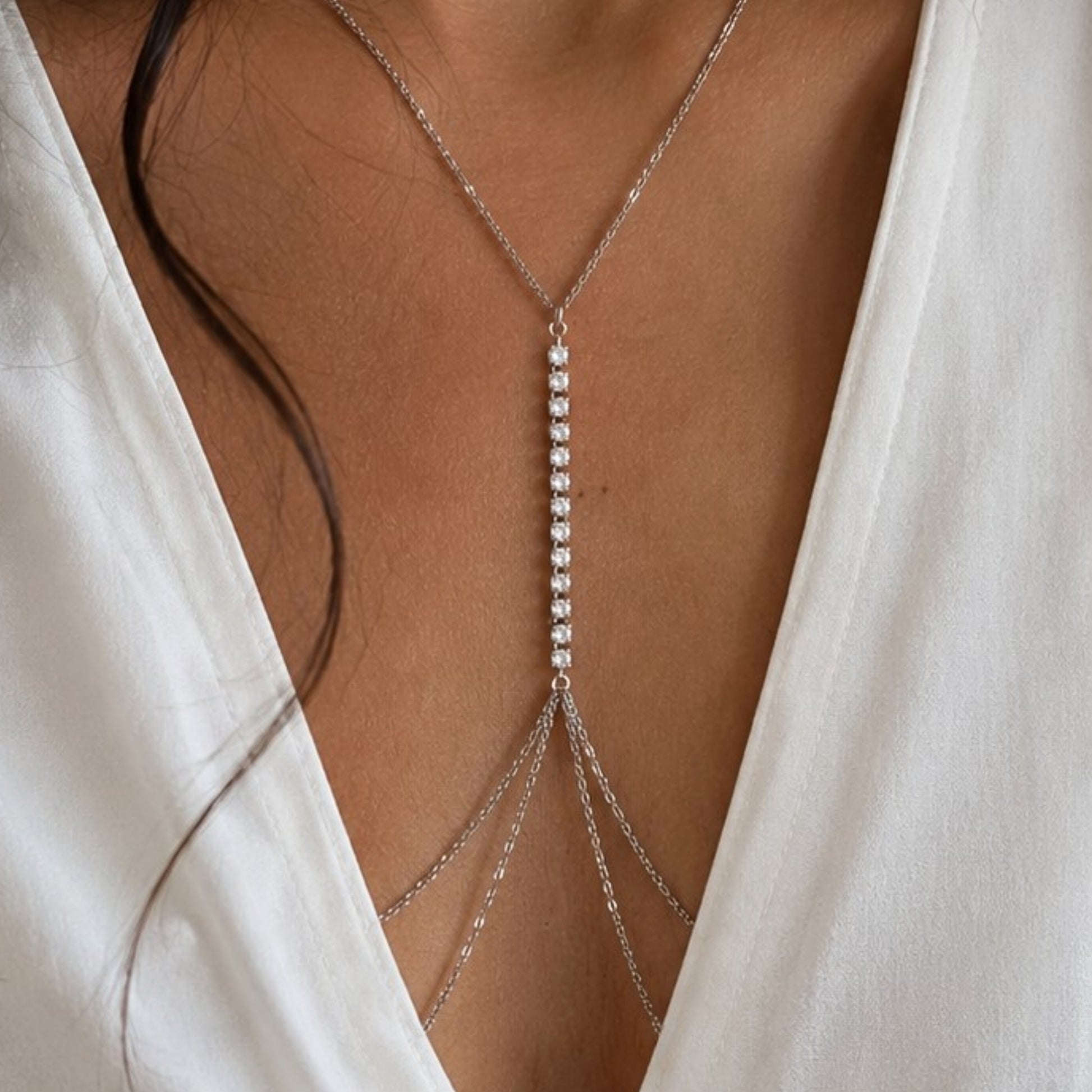 Body chain Scia di Luce in acciaio inox indossata su pelle abbronzata
