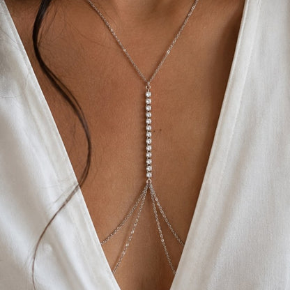 Body chain Scia di Luce in acciaio inox indossata su pelle abbronzata