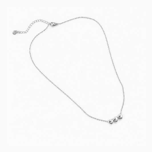 Baci Mini collana dorata indossata con top blu estivo