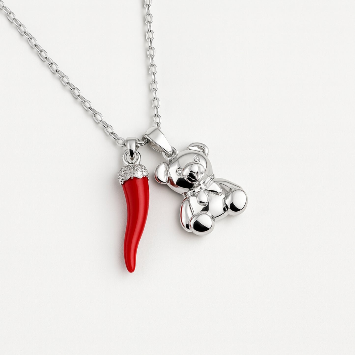 Collana Lucky Baby Teddy in Acciaio Inox – Ciondolo Orsetto & Corno Rosso Portafortuna