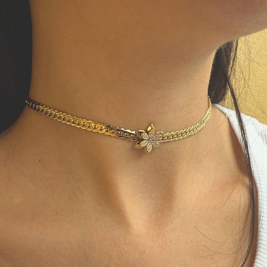 Choker Petaline in Acciaio Inox – Eleganza Soft e Tocco Floreale