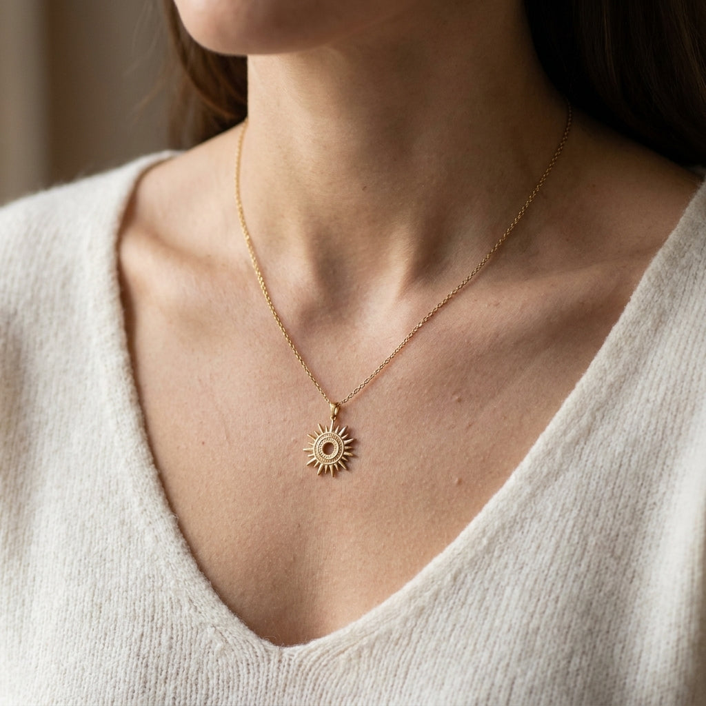 Collana da donna Halo con catena sottile e ciondolo sole in acciaio inox