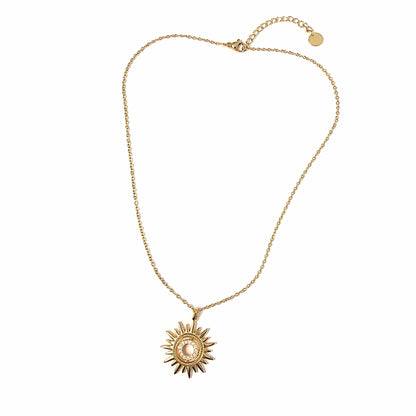 Dettaglio del pendente sole della collana Halo in acciaio inox color argento