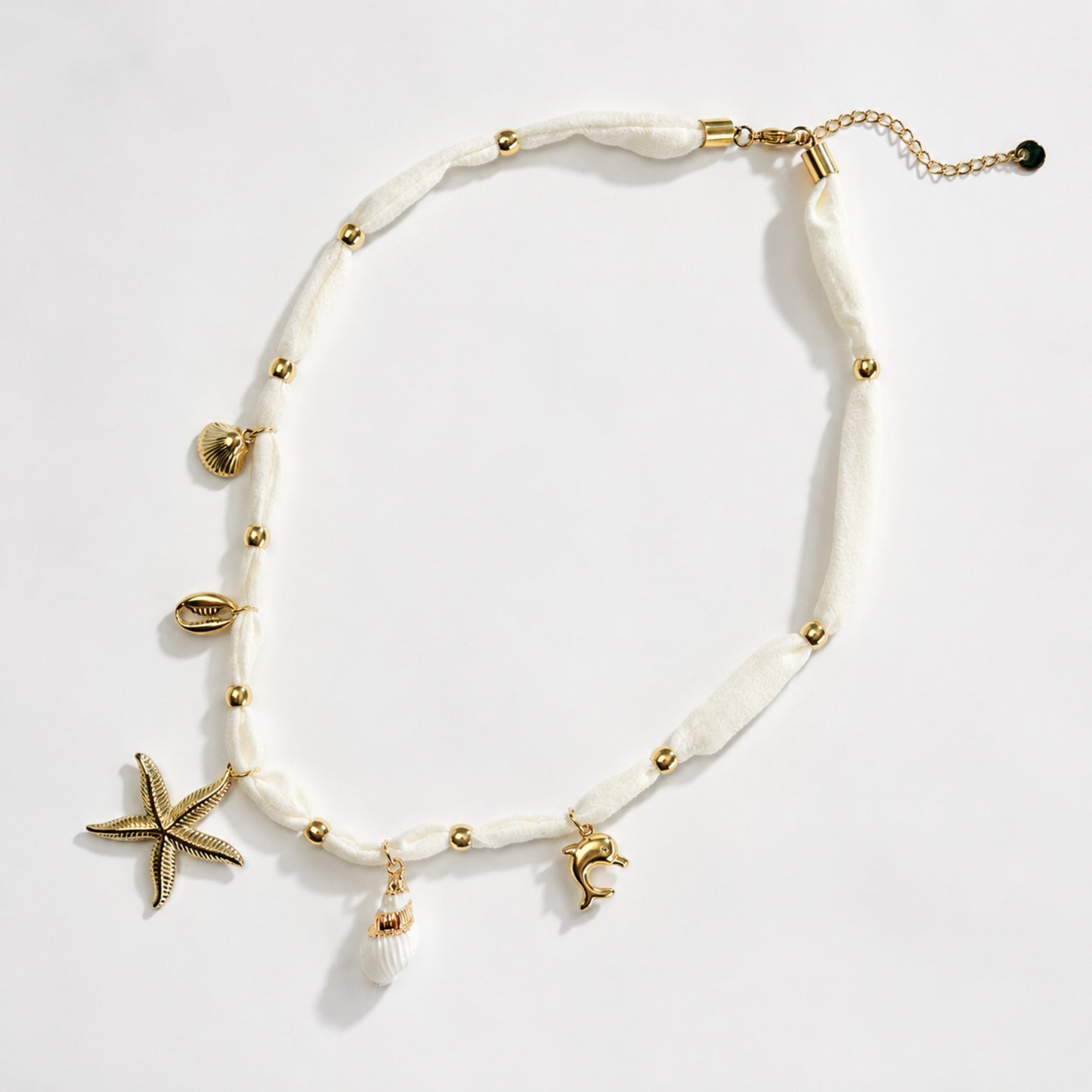 Baia Bianca collana charms marini con tessuto bianco