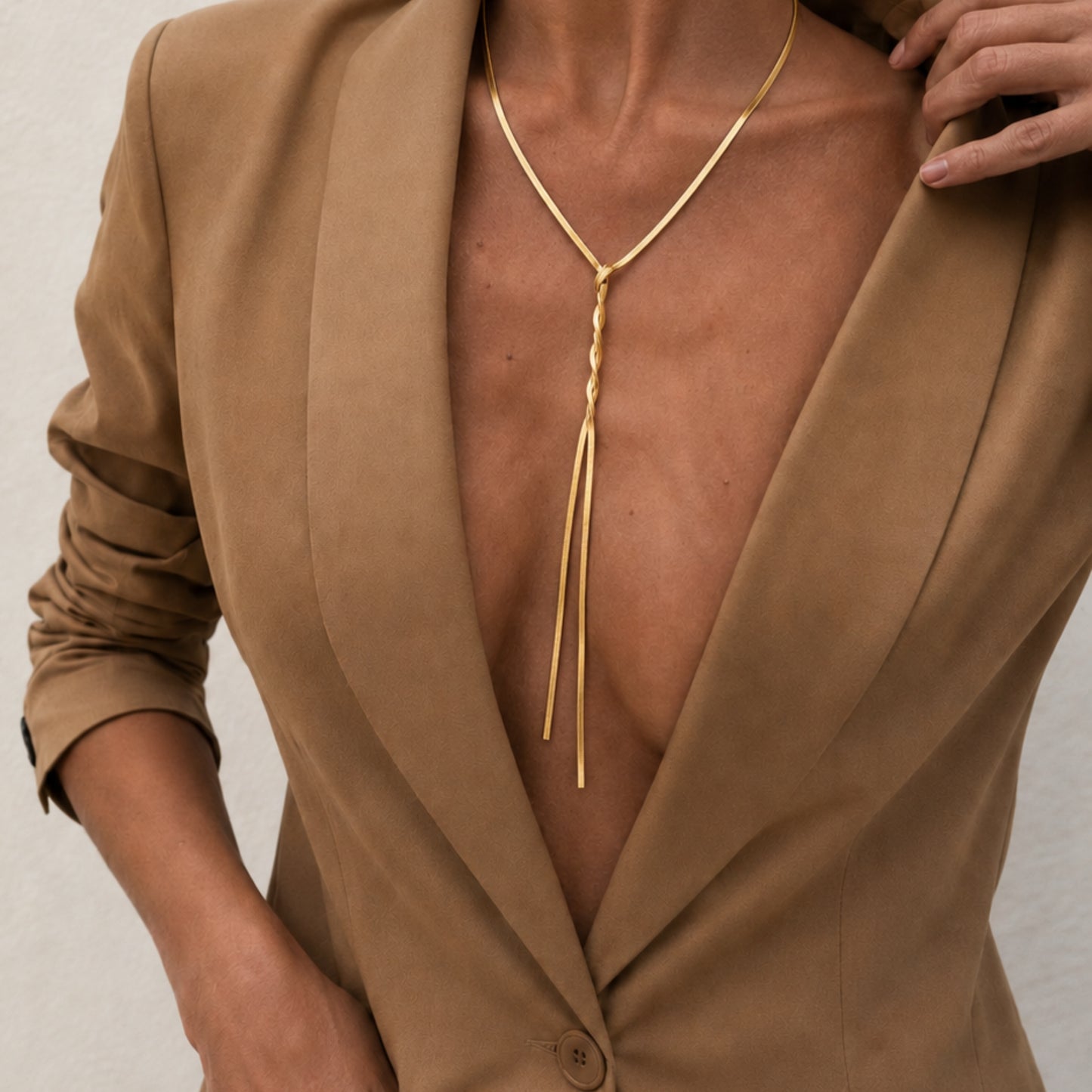 Collana elegante donna con design a Y e caduta sul décolleté