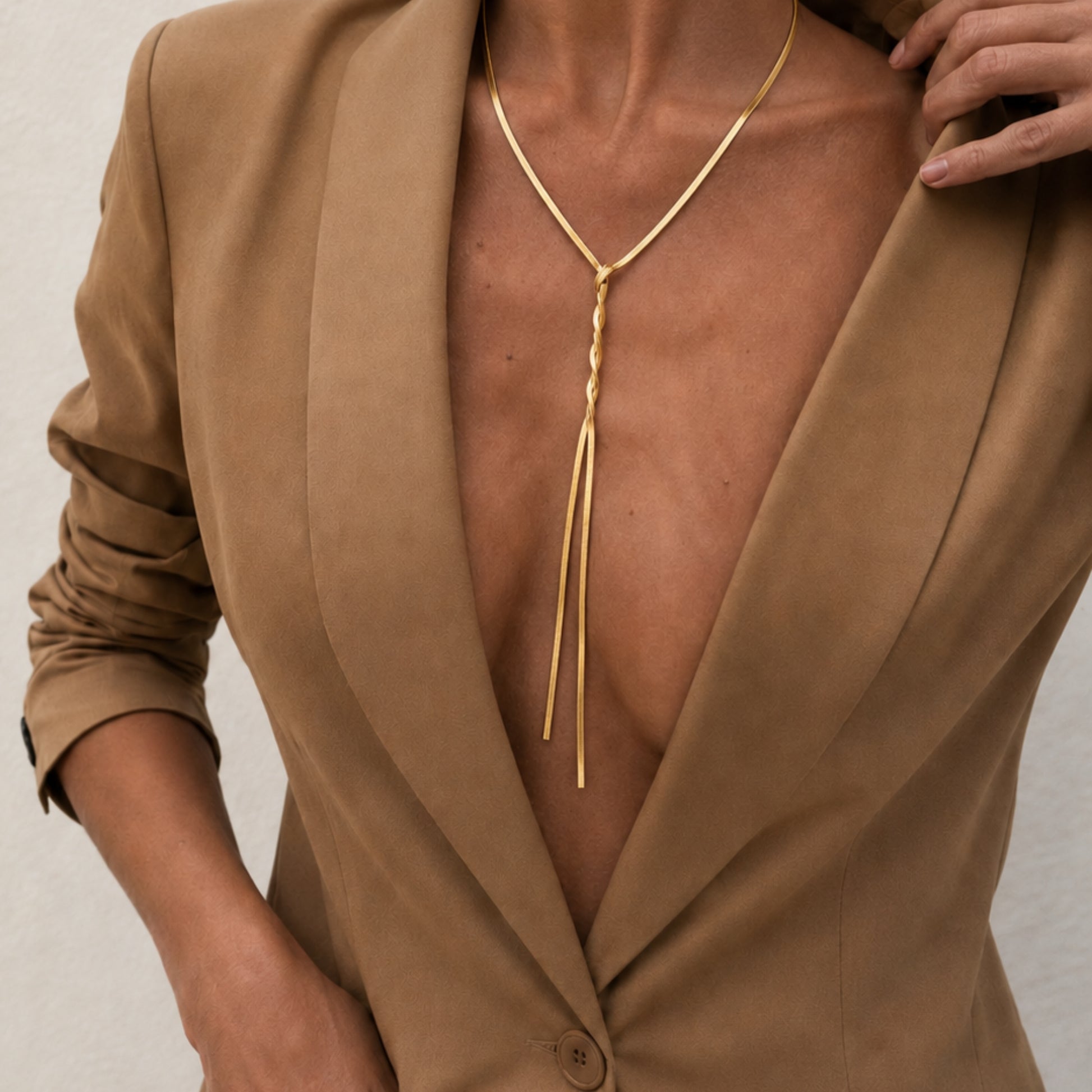 Collana elegante donna con design a Y e caduta sul décolleté