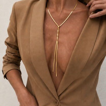Collana elegante donna con design a Y e caduta sul décolleté
