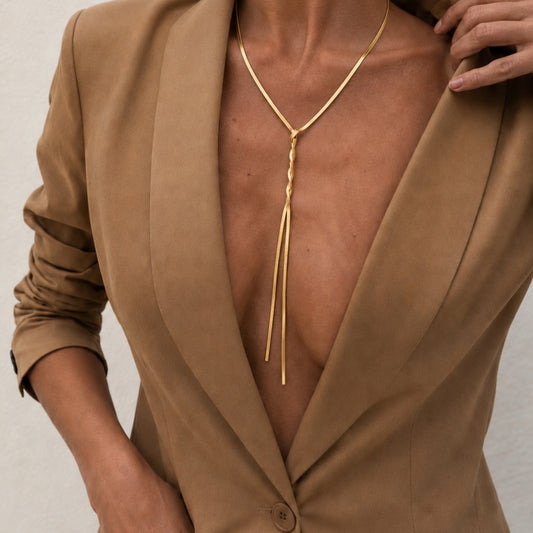 Collana elegante donna con design a Y e caduta sul décolleté