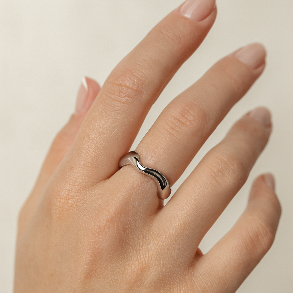 Anello Onda Chic in Acciaio Inox – Design Ondulato