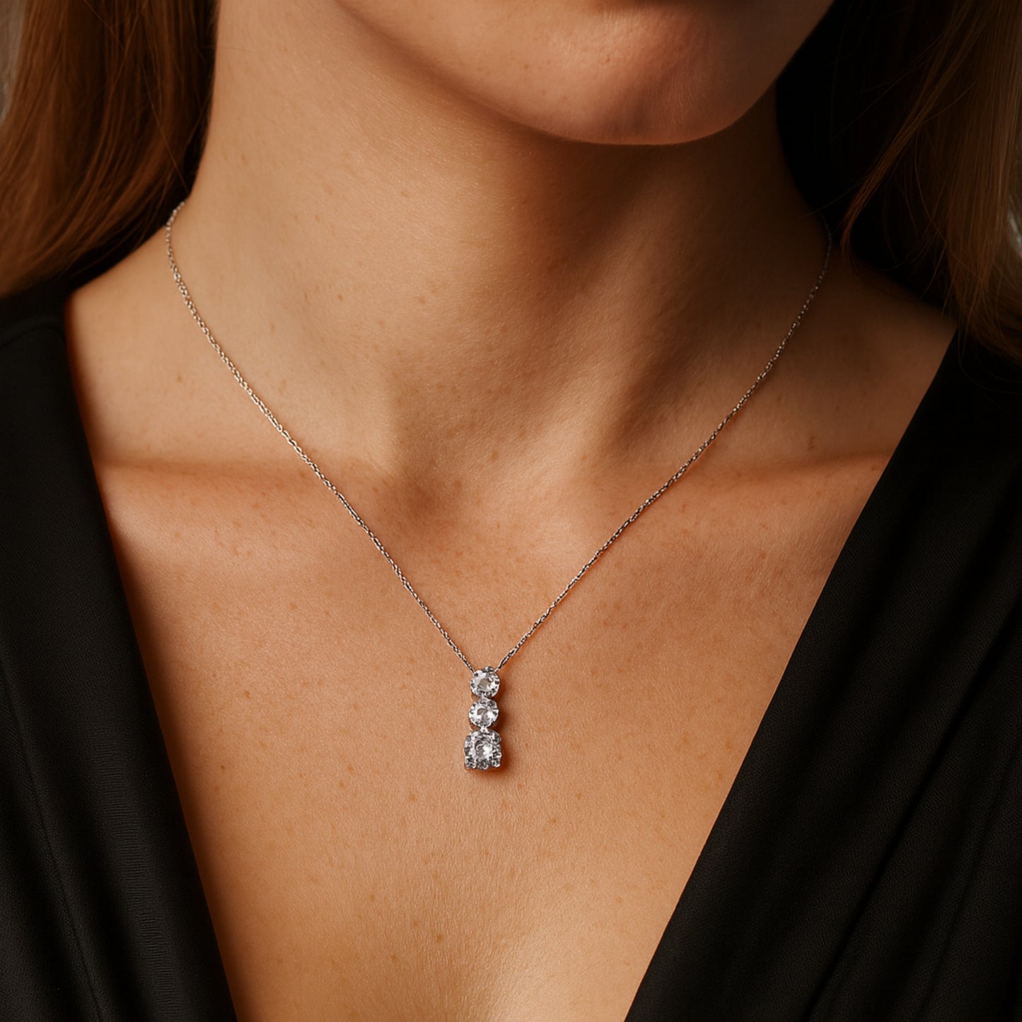 Collana Trinity Glow in Acciaio Inox – Tre Pietre Brillanti, Stile Elegante