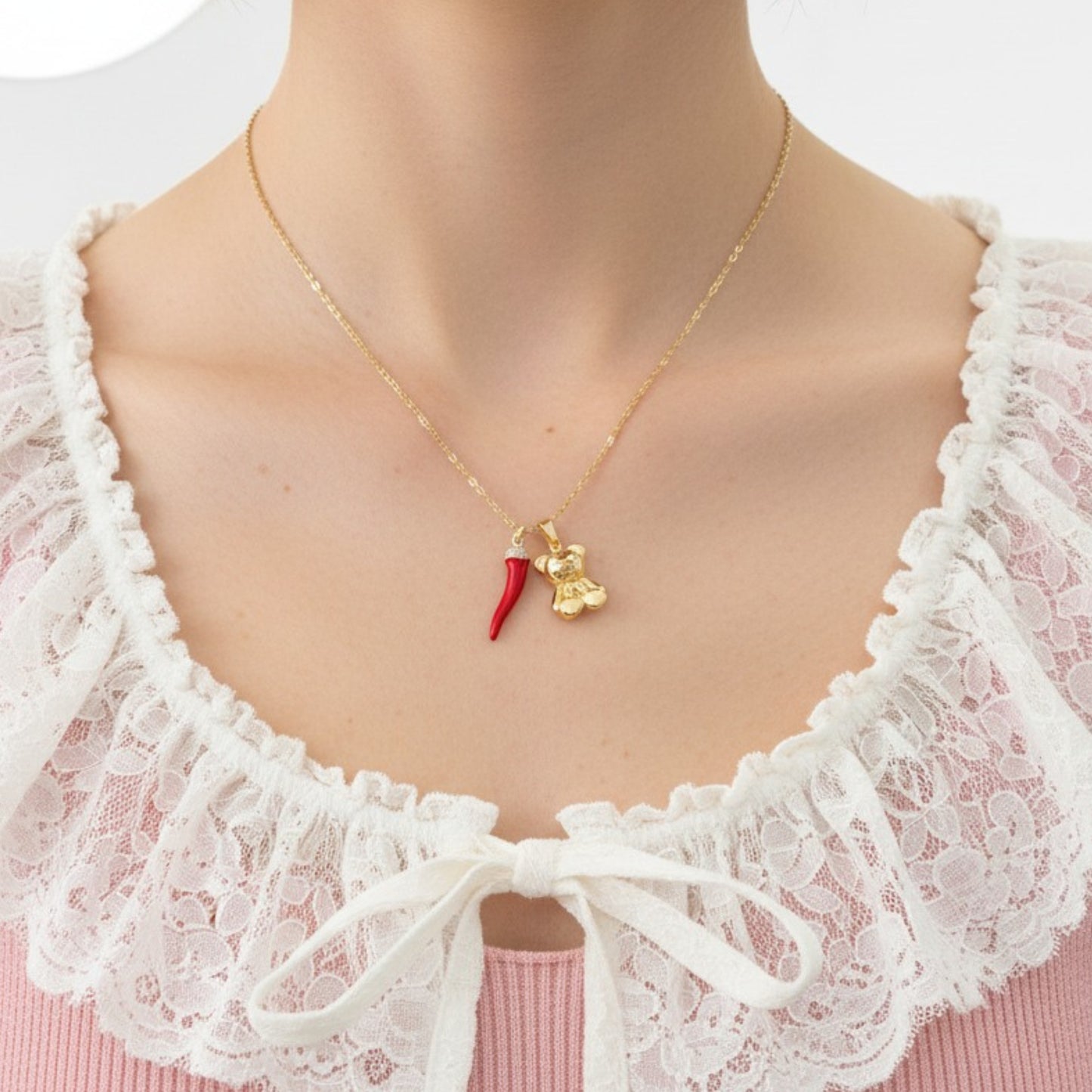 Collana Lucky Baby Teddy in Acciaio Inox – Ciondolo Orsetto & Corno Rosso Portafortuna