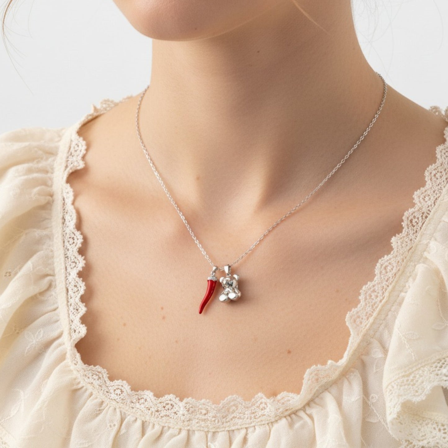 Collana Lucky Baby Teddy in Acciaio Inox – Ciondolo Orsetto & Corno Rosso Portafortuna