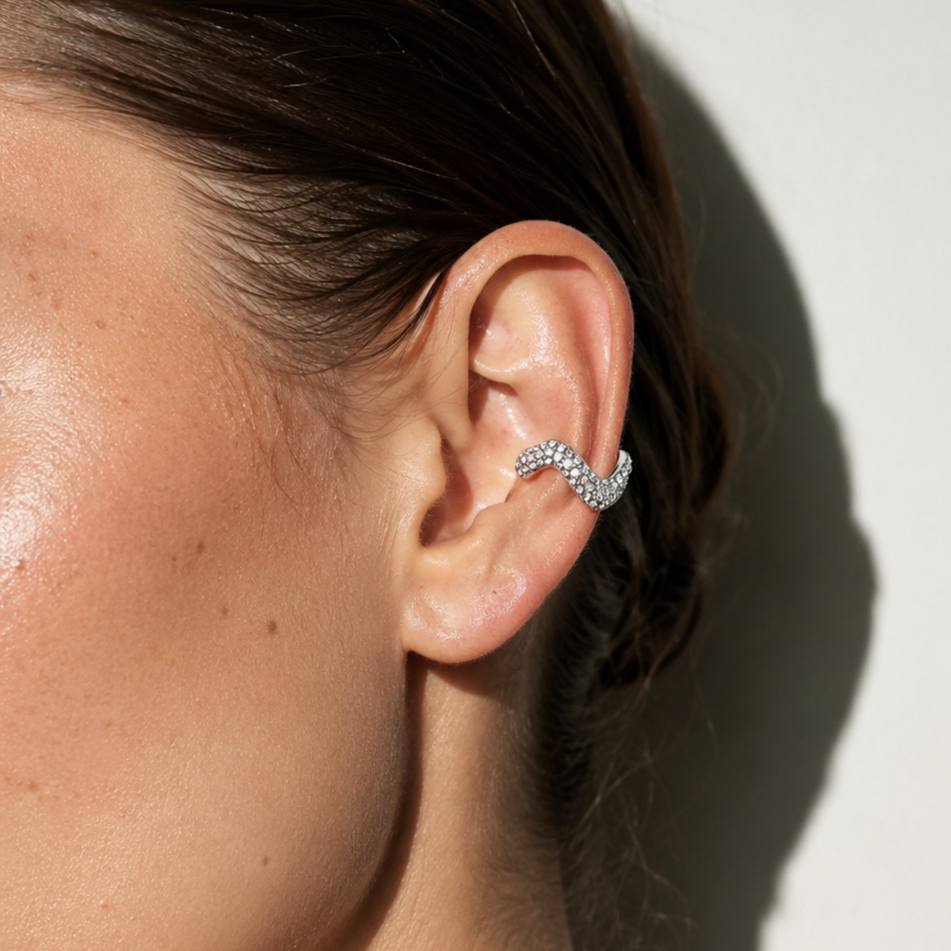Ear cuff LOVI indossato sul bordo dell’orecchio