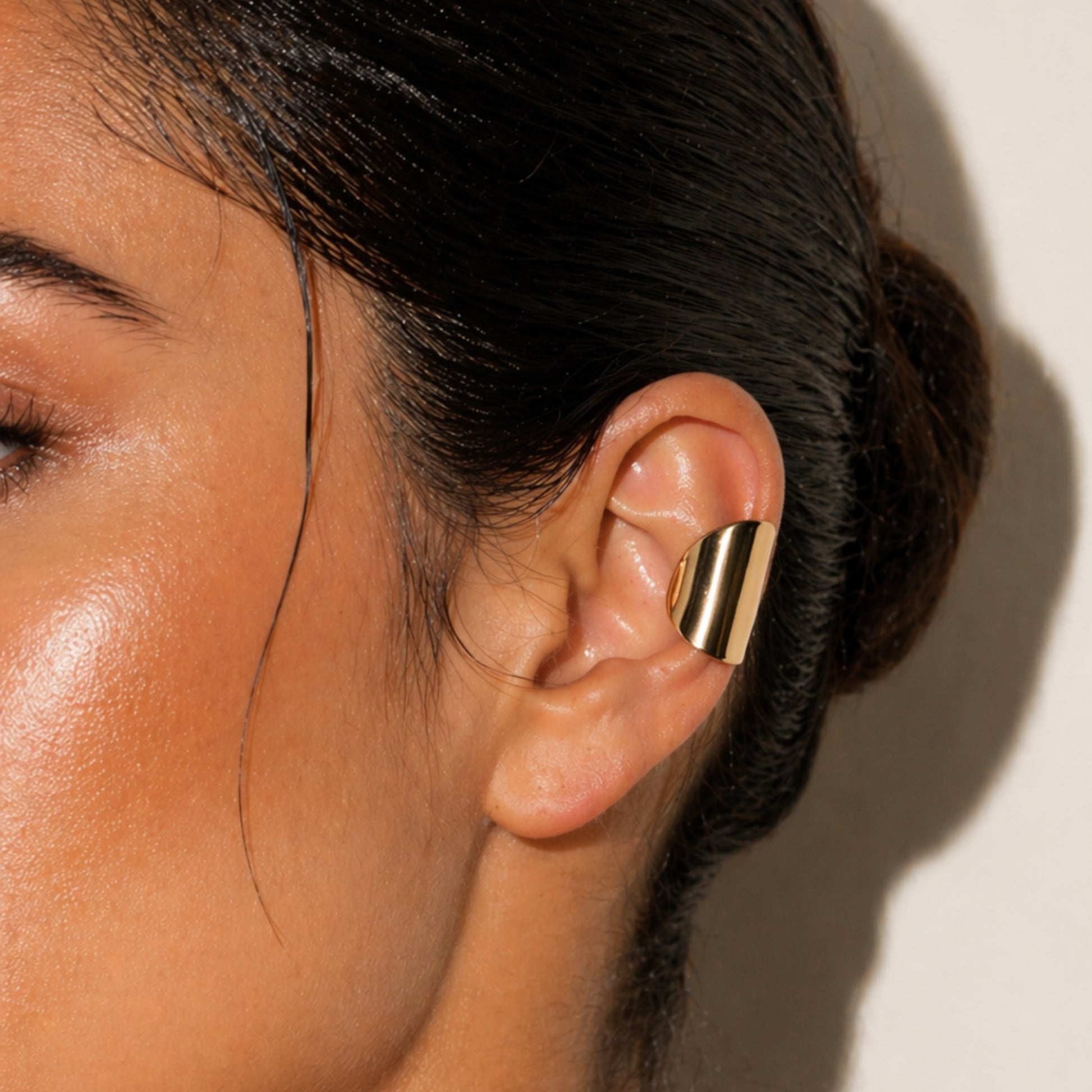 Ear cuff TUBI indossato – look bold Milano style