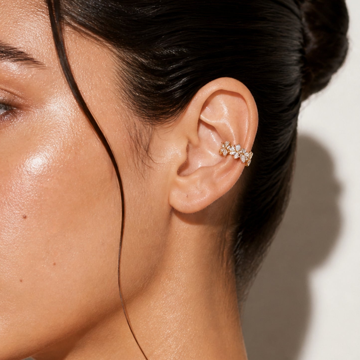 Ear cuff MARGI indossato – look primavera estate chic