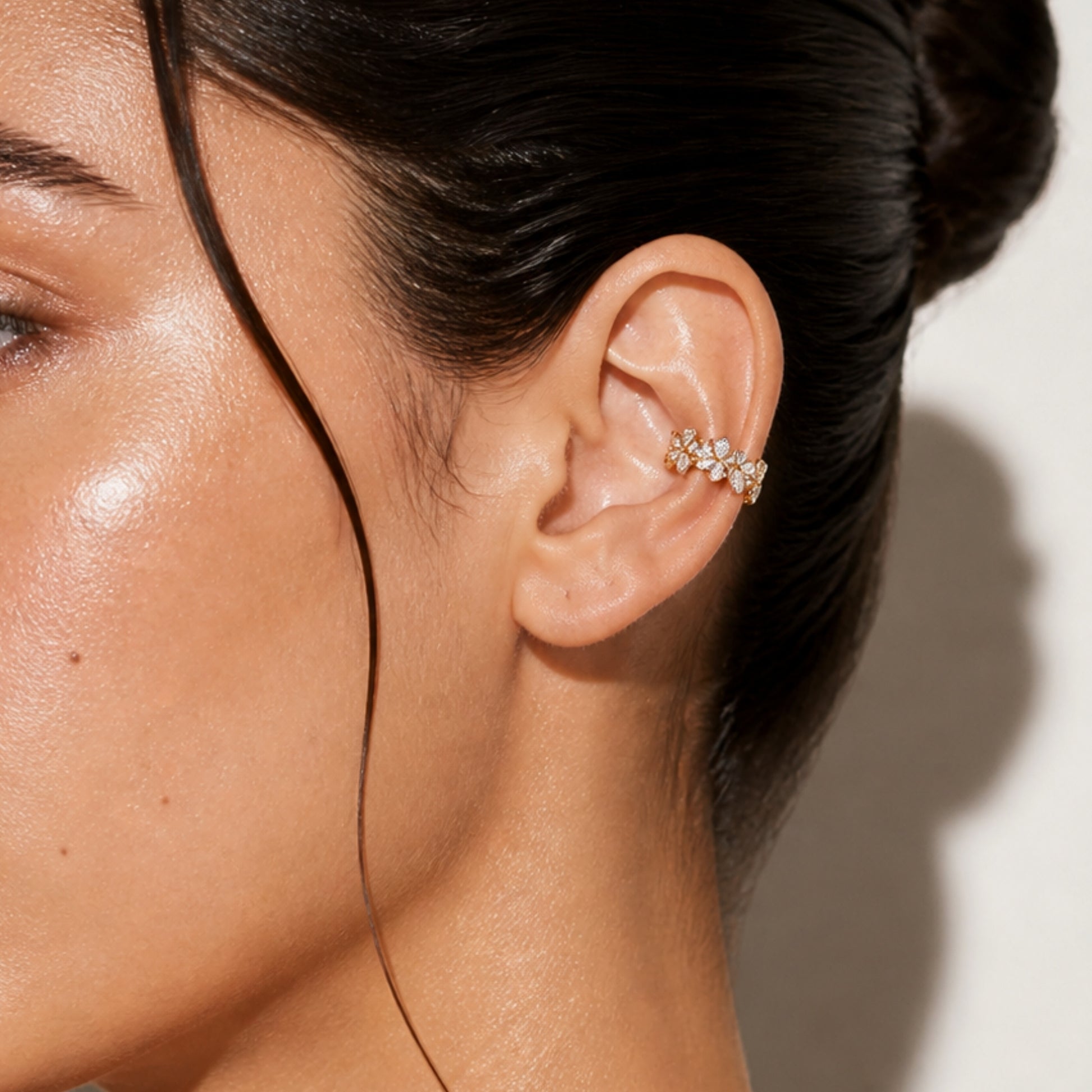 Ear cuff MARGI indossato – look primavera estate chic