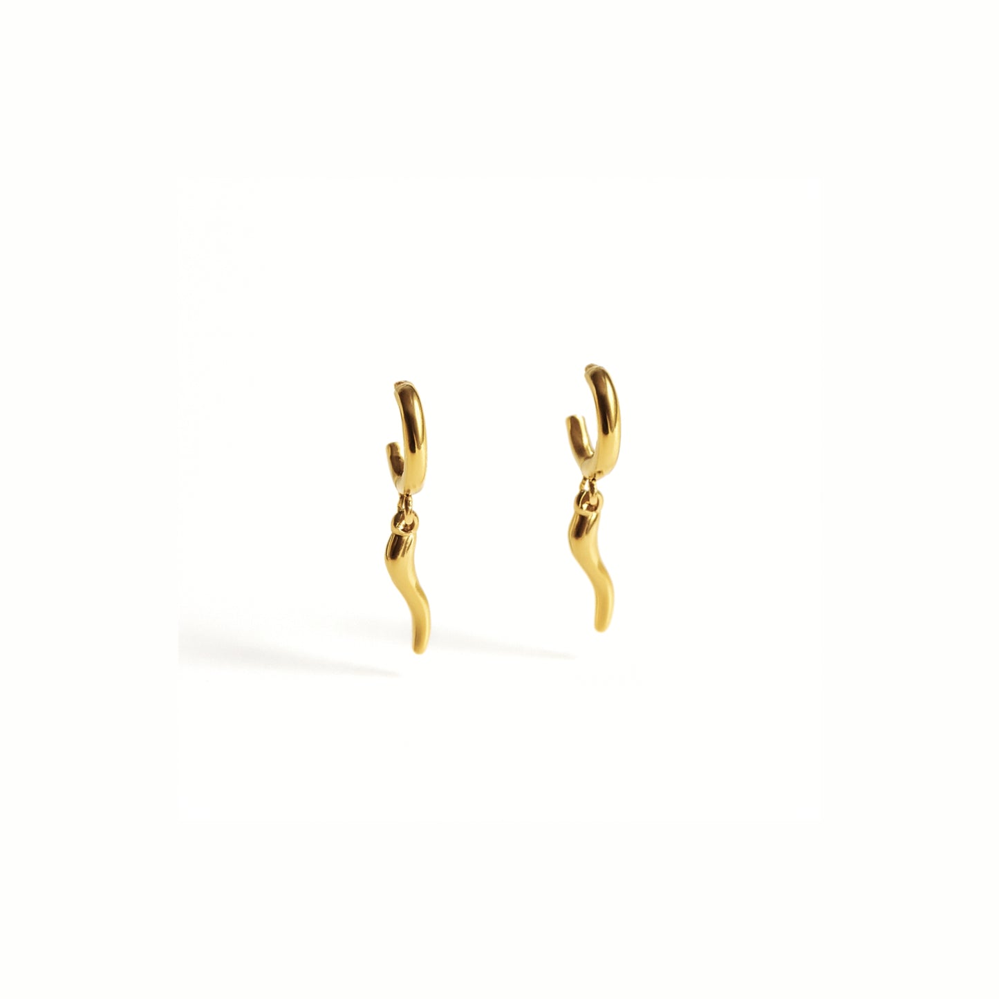 Lucky Charm – Orecchini a Cerchio con Ciondolo Peperoncino in Acciaio Inox