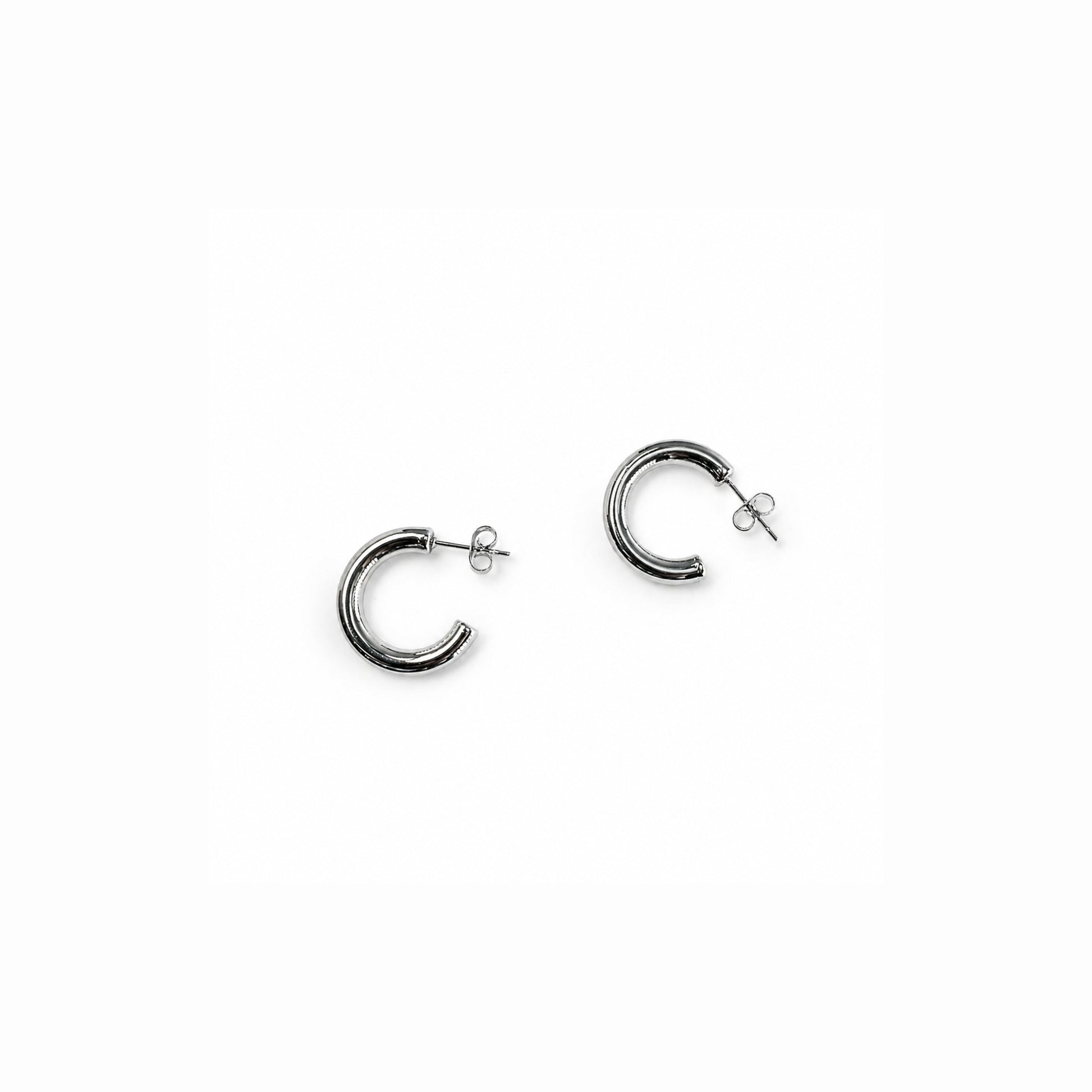 Dettaglio orecchini Tratto con linea curva minimal
