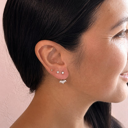 Orecchini Sottoluce ear jacket in acciaio inox argentato indossati