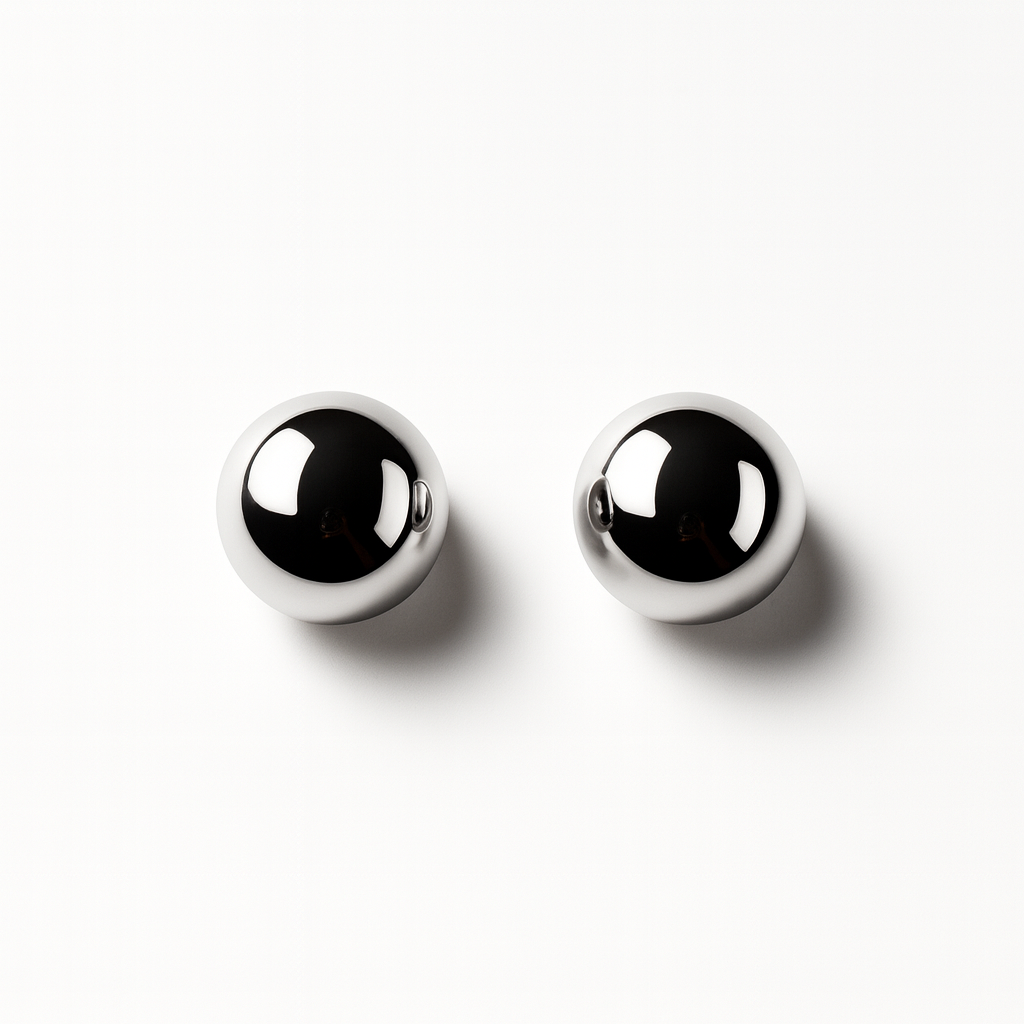 Button Globe Small · Orecchini a sfera in acciaio inox